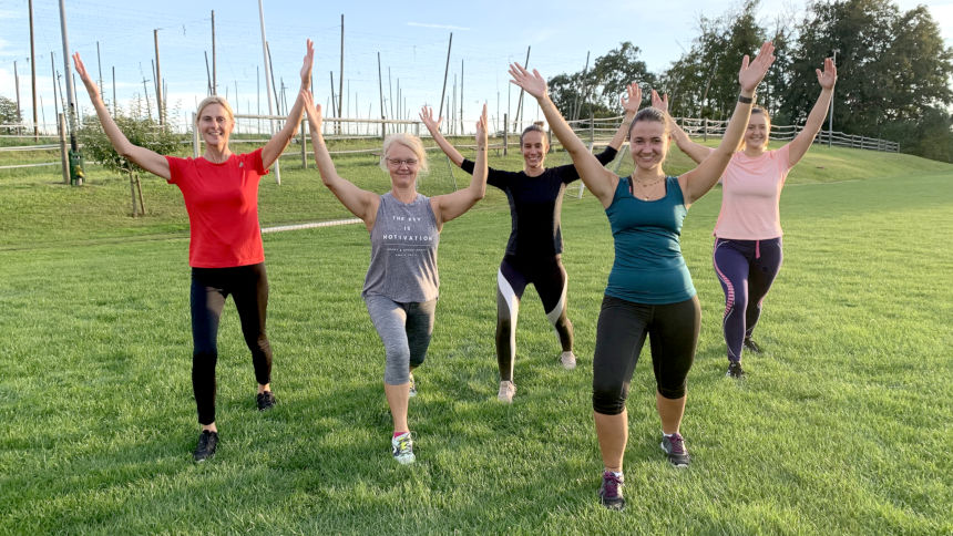 Gruppe Frauen beim Training im Garten